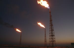 نفت دراین سالها نقشی دوگانه بعهده گرفته است
