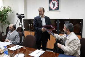 جنجال بر سر عزل و یا ادامه کار رئیس دانشگاه آزاد در ایران