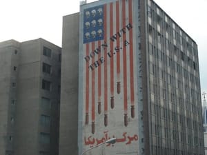 واکنش ها و بحث ها درباره حذف شعار مرگ بر آمریکا در ایران ادامه دارد