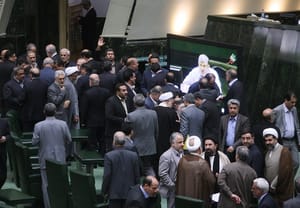 نمایندگان مجلس ایران در اعتراض به لایحه بودجه برای استعفا سبقت می گیرند