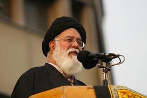 “امام جمعه مشهد: “مردم ما زنده و بیدار هستند و دوستی با انگلیس را نمی پذیرند