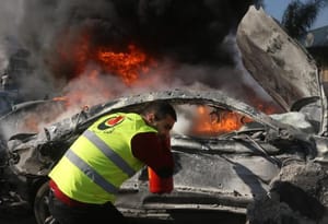 انفجار بمب در برابر دفاتر فرهنگی و خبری ایران در بیروت