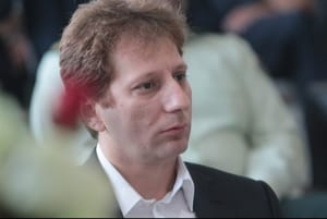 زنگنه: اموال بابک زنجانی به درد وزارت نفت نمی خورد