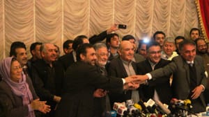 قیوم کرزی به نفع زلمی رسول از رقابت‌های انتخاباتی افغانستان کنار رفت