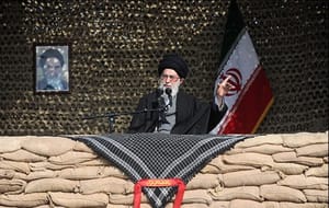 انتقاد رهبر ایران از «تخطئه کنندگان جانفشانی های» جنگ با عراق