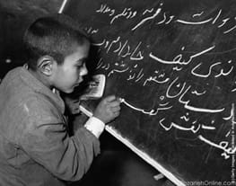 درخواست ۱۰۸ اقتصاددان و جامعه‌شناس از روحانی و لاریجانی: فقر آموزشی کودکان راکاهش دهید