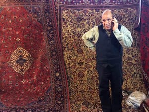 دار فرش ایرانی خم شده است