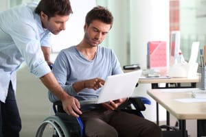 دولت بریتانیا برای کمک به نیروهای کار معلول چه می کند؟