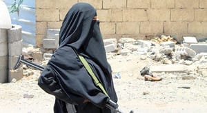 ساکنان عدن بین خمپاره های حوثی ها و گرمای تابستان می سوزند