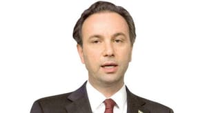 خوجه به «الشرق الأوسط»: انتظار پایان یافتن تحریم های موجود بر علیه داشتن ضد جنگنده ها را داریم