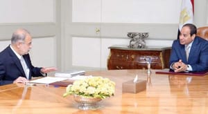 محلب برای تعدیل کابینه نزد السیسی رفت.. با استعفا بیرون آمد