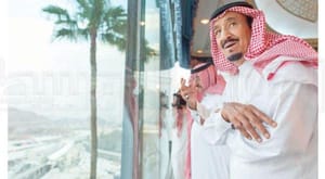 پادشاه عربستان سعودی از منا بر آسایش حجاج و حمل و نقل آن ها نظارت می کند