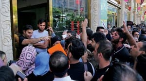 دلار، سقوط ارزش پول ملی و انکار دولت ایران