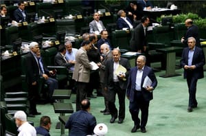 وزیر اقتصاد ایران برکنار شد