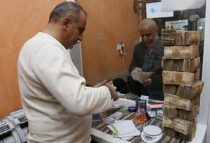 خیس شدن ۱۲ میلیارد دینار در باران در عراق جنجال به پا کرد