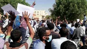 نیروهای امنیتی سودان برای متفرق کردن معترضان از گازش اشک آور و بمب صوتی استفاده کردند
