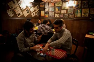 کافه های گرم در پاییز سرد پاتوق جوانان تهرانی