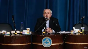 دفاع ظریف از سخنانش درباره توان نظامی ضعیف ایران در مقابله با آمریکا