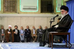 آیت الله خامنه ای: دانشگاه مرکز فعالیت جناحهاى سیاسى نشود